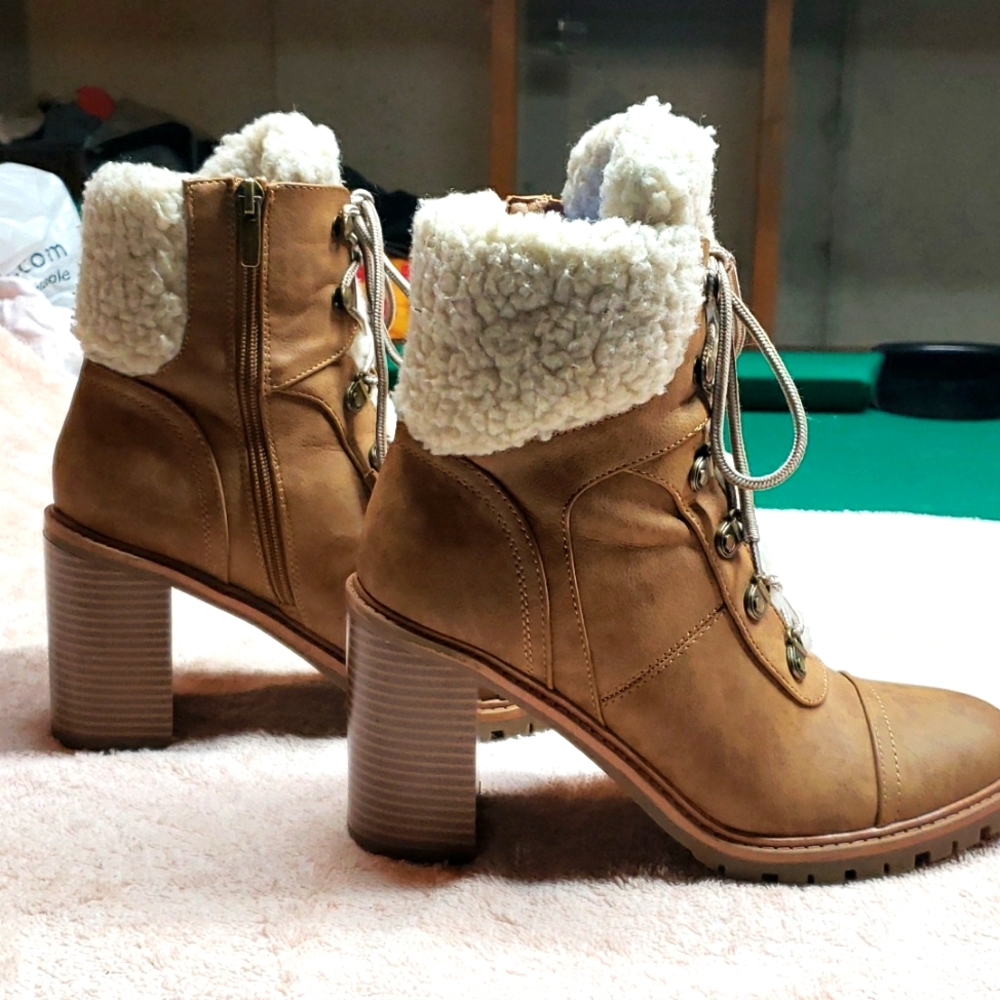 Nine West lace up boots size 81/2 med
